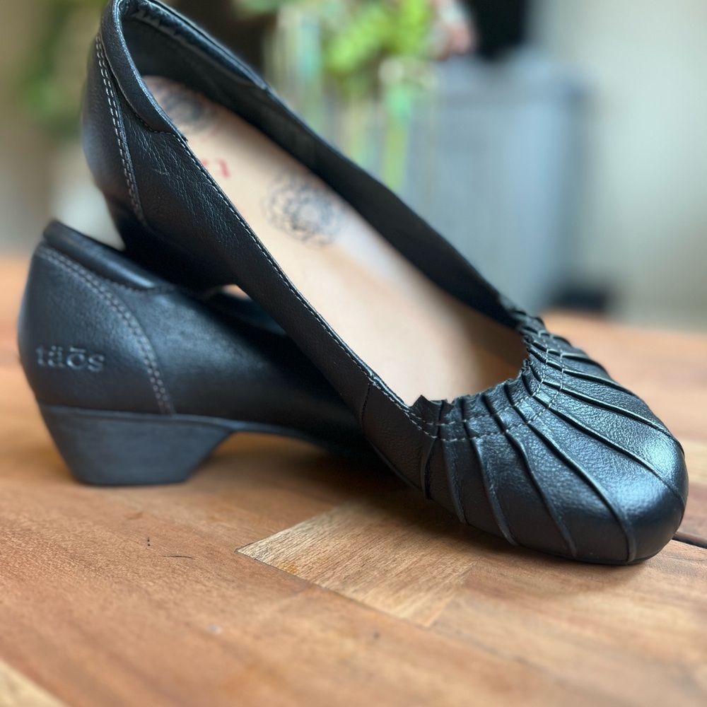 Taos Footwear Pleated Black Loafers